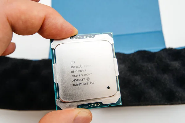 Tres nuevos y potentes CPU Intel Xeon estación de trabajo —  Fotos de Stock
