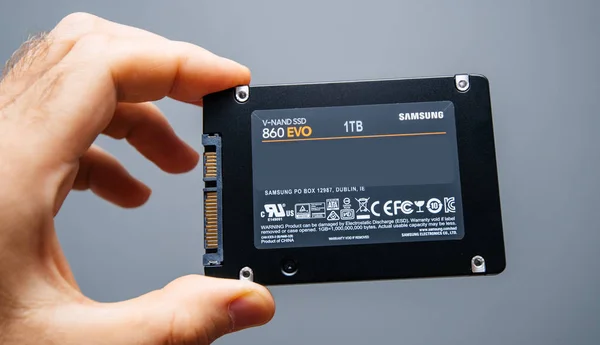 Hombre sosteniendo SSD Samsung unidad de disco en la mano 1tb 860 evo —  Fotos de Stock