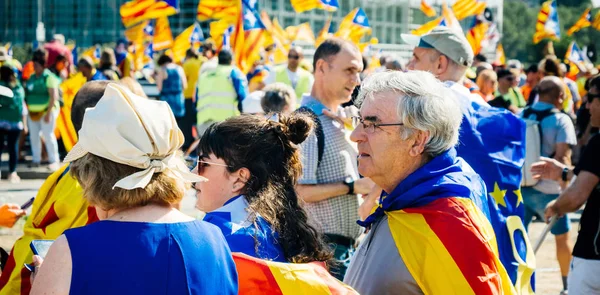 Avrupa Parlamentosu önünde 10000 kişi Katalan protestocular — Stok fotoğraf
