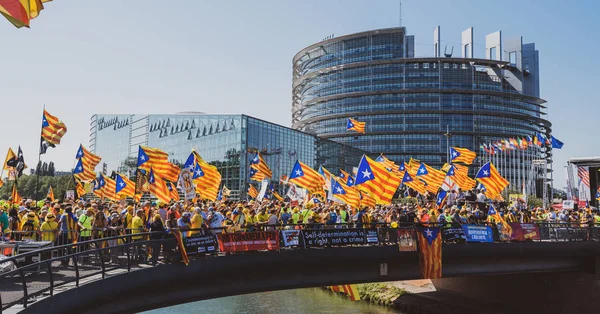 Manifestantes catalanes frente al puente del Parlamento Europeo — Foto de Stock