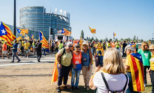 Manifestantes de alto nivel frente al Parlamento Europeo — Foto de Stock