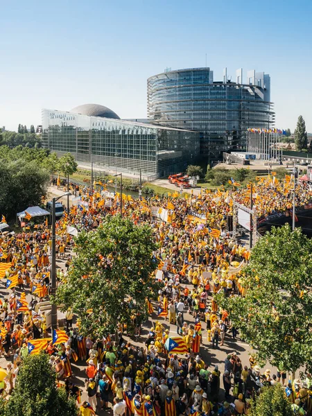 10000 manifestantes catalanes frente al Parlamento Europeo — Foto de Stock