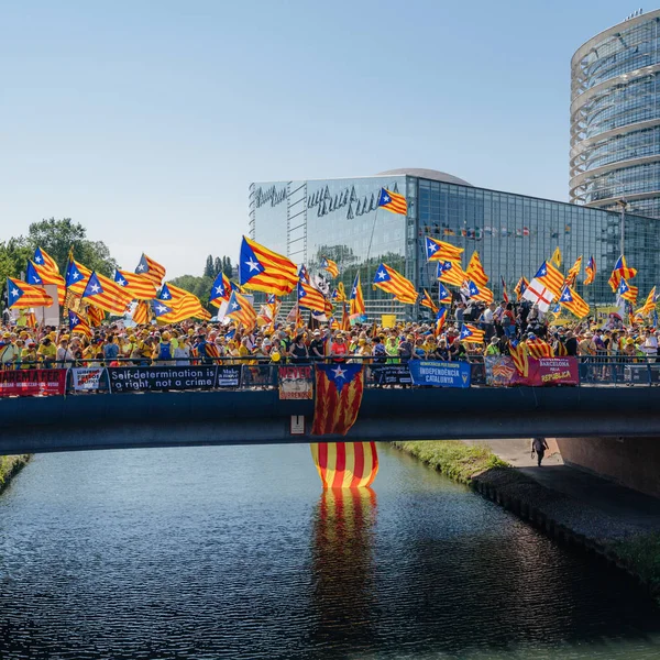 Miles de manifestantes catalanes frente al Parlamento Europeo — Foto de Stock