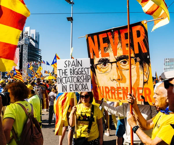 10000 manifestantes catalanes frente al Parlamento Europeo — Foto de Stock