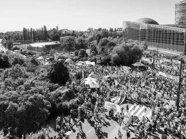 10000 manifestantes catalanes frente al Parlamento Europeo — Foto de Stock