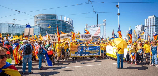 यूरोपीय संसद के सामने 10000 लोग कैटलन प्रदर्शनकारियों — स्टॉक फ़ोटो, इमेज