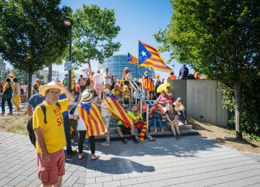 Yaşlılar Katalan protestocular Avrupa Parlamentosu önünde