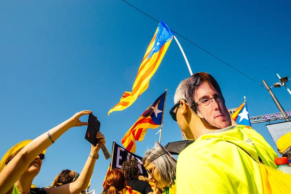 Avrupa Parlamentosu önünde protesto da Carles Puigdemont maskesi — Stok fotoğraf