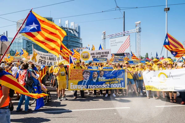 10000 manifestantes catalanes frente al Parlamento Europeo — Foto de Stock