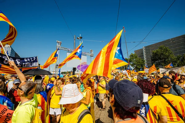 Avrupa Parlamentosu önünde 10000 kişi Katalan protestocular — Stok fotoğraf