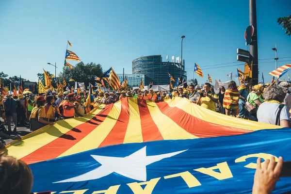 Флаг Хуге с каталонскими протестующими перед зданием Европейского парламента — стоковое фото