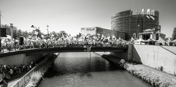 Manifestantes catalanes frente al puente del Parlamento Europeo — Foto de Stock