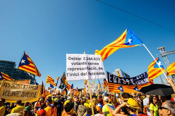 10000 manifestantes catalanes frente al Parlamento Europeo — Foto de Stock