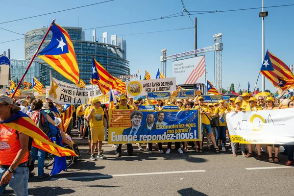 10000 manifestantes catalanes frente al Parlamento Europeo — Foto de Stock