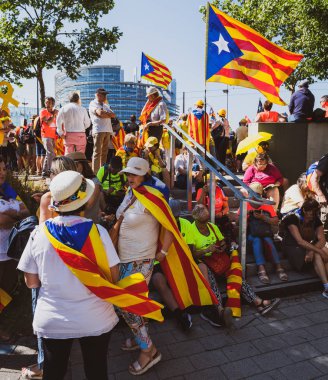 Avrupa Parlamentosu önünde 10000 kişi Katalan protestocular