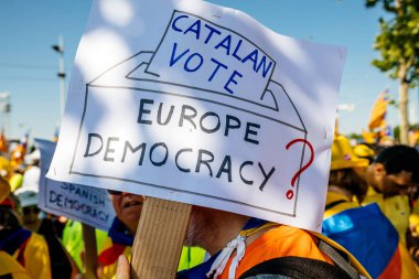 Katalan oy ve Avrupa Demokrasi soru protesto