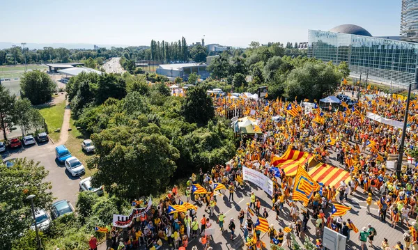 Vista aérea Manifestantes catalanes frente al Parlamento Europeo — Foto de Stock