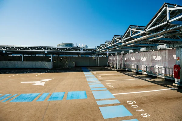 Modern rooftop building parking empty — Stock Photo, Image