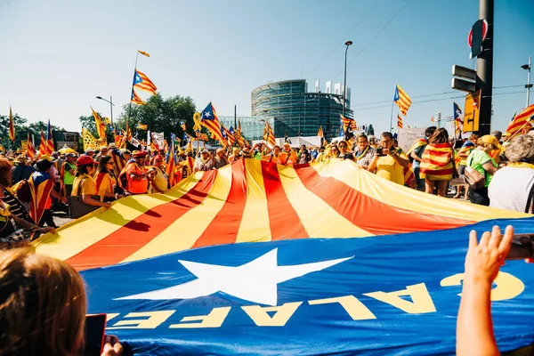 Bandera ENORME con manifestantes catalanes frente al Parlamento Europeo — Foto de Stock