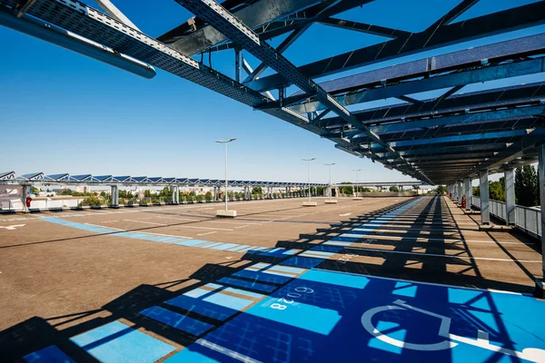 Modern rooftop building parking empty — Stock Photo, Image