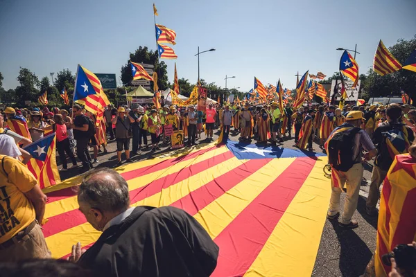 Каталонські протестуючі перед Європейським Парламентом з величезним прапором — стокове фото