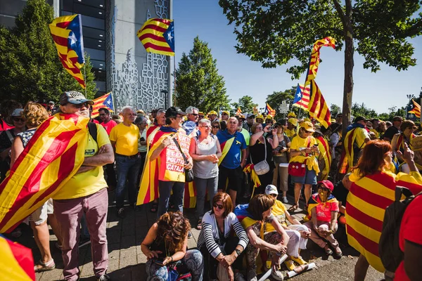 Протестующие в Каталонии перед зданием Европейского парламента — стоковое фото