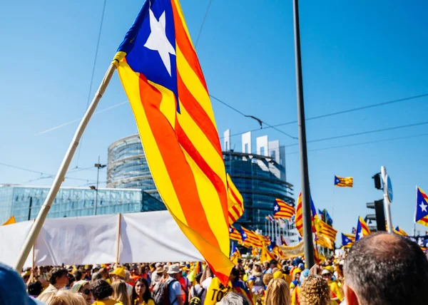 10000 katalanische Demonstranten vor dem Europäischen Parlament — Stockfoto