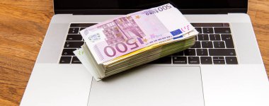 500 100 200 Euro banka para birimi dizüstü yığın yığını