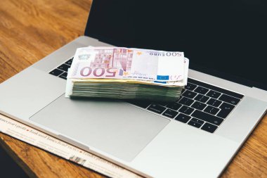 500 100 200 Euro banka para birimi dizüstü yığın yığını