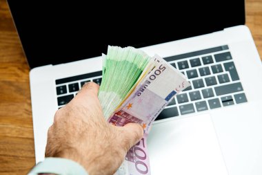 500 100 200 Euro büyük yığın yığını tutan adam el