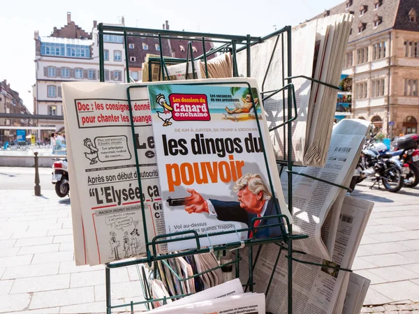 Stadscentrum pers kiosk Kranten standaard — Stockfoto