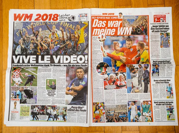 Man Reading Die Bild Niemiecka gazeta Puchar świata — Zdjęcie stockowe