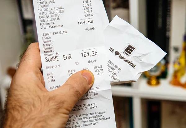 Άτομο που κρατάει το χέρι του Εεka φαγητό σούπερ μάρκετ τυπωμένο αποδεικτικό — Φωτογραφία Αρχείου