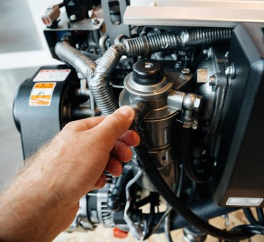 Adam el tamir yeni motor motor gösteren