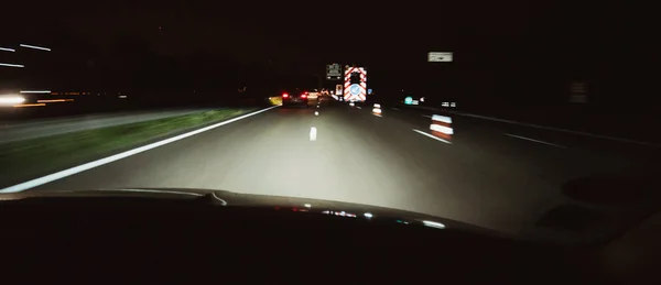 Kierowca POV na mrocznej autostradzie z wypadkiem — Zdjęcie stockowe