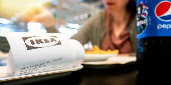 IKEA papier reçu comme femme mange à l'intérieur IKEA nourriture — Photo