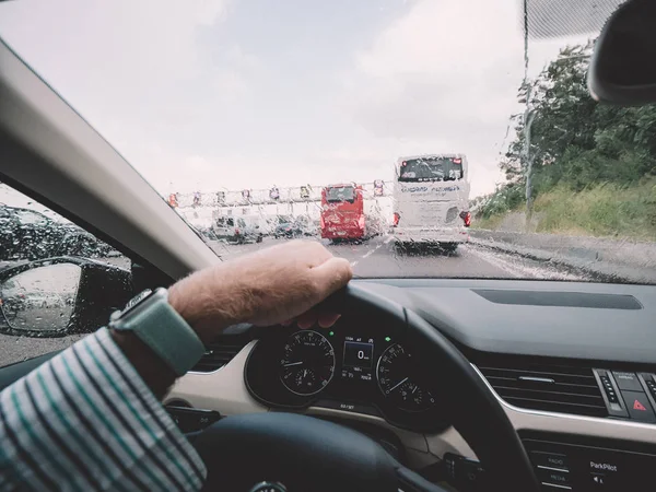 유료 도로에 접근하는 자동차를 운전하는 남자 — 스톡 사진