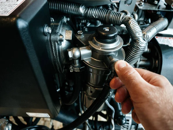 Joven mano reparación de la válvula de motor motor diesel —  Fotos de Stock