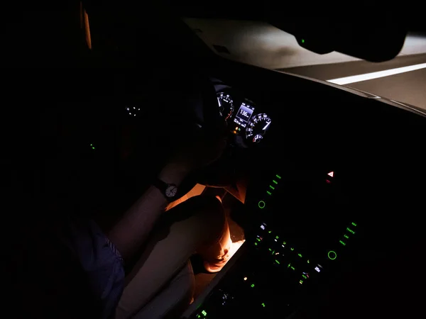 Vista interior do carro com mulheres dirigindo veículo elétrico rápido — Fotografia de Stock