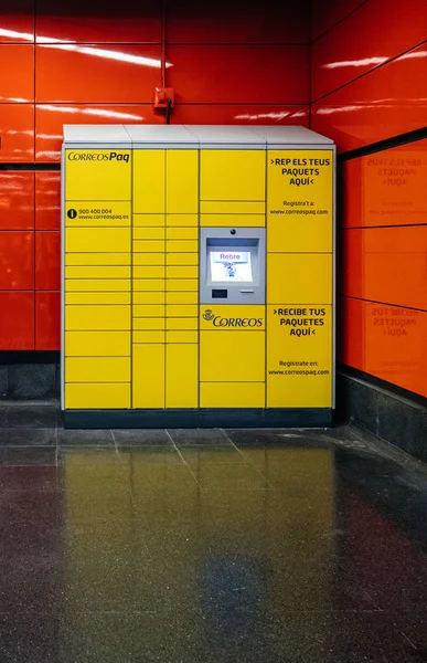 Correos amarelos Paq CityPaq armário de entrega — Fotografia de Stock