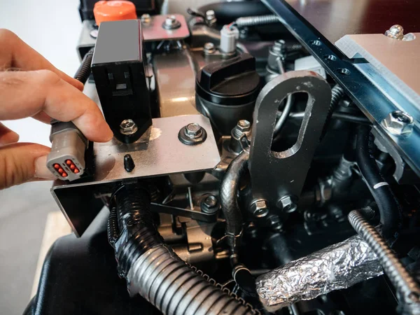 Inspecionando os cabos de conexões eletrônicas motor de lancha — Fotografia de Stock