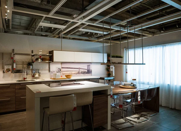 Sala de exemplo de cozinha vazia dentro da loja de móveis Ikea — Fotografia de Stock