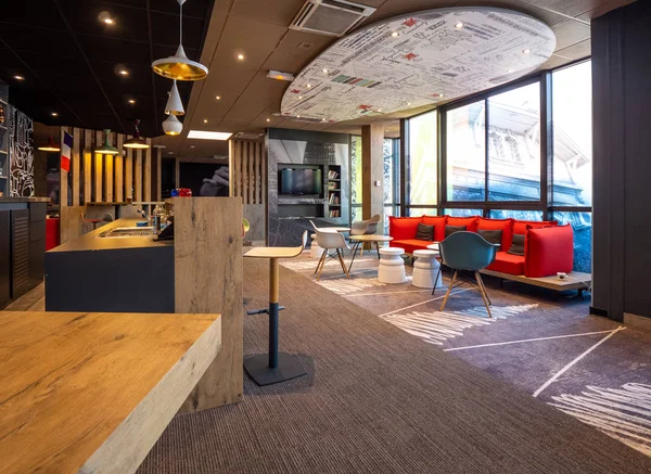 Interior wide view of Ibis hotel lobby — Stock Photo, Image