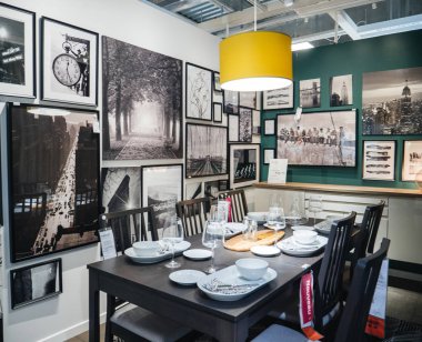 Ikea Mobilya mağazası içinde boş yemek odası örneği