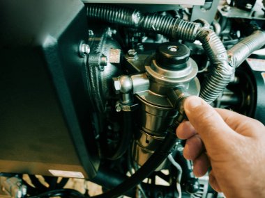 Erkek el tamir powerboat motoru ile Atölye iç