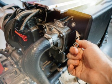 elemanları bileşenleri inceleyen motor motoru
