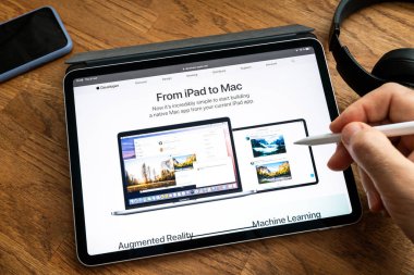 Man iPad Pro WWDC 19 ürün lansmanı üzerinde okuma
