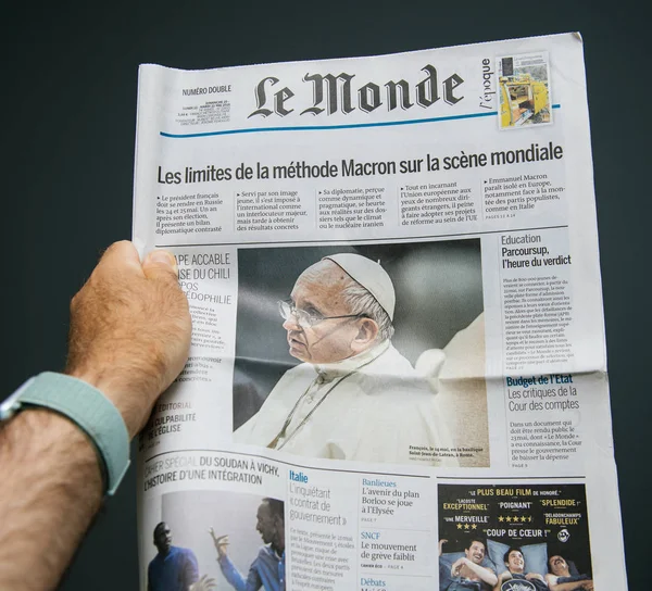 Časopis v novinách Le Monde s papežem Francise — Stock fotografie
