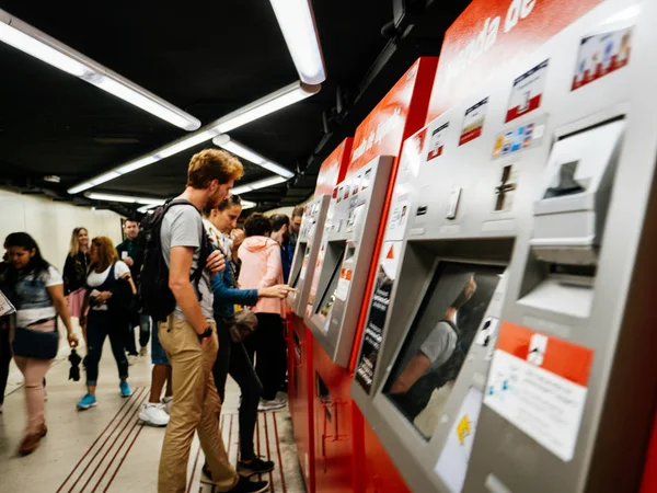 Pessoas que compram bilhetes de metro — Fotografia de Stock