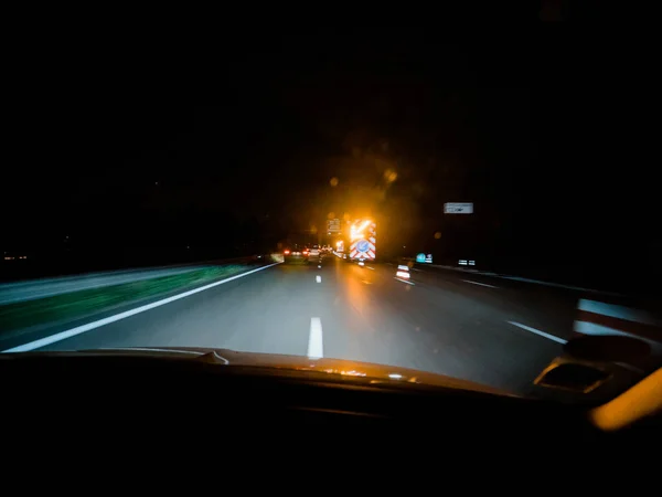 Ατύχημα προσοχή βέλος αυτοκινητόδρομος νύχτα αναβοσβήνει — Φωτογραφία Αρχείου
